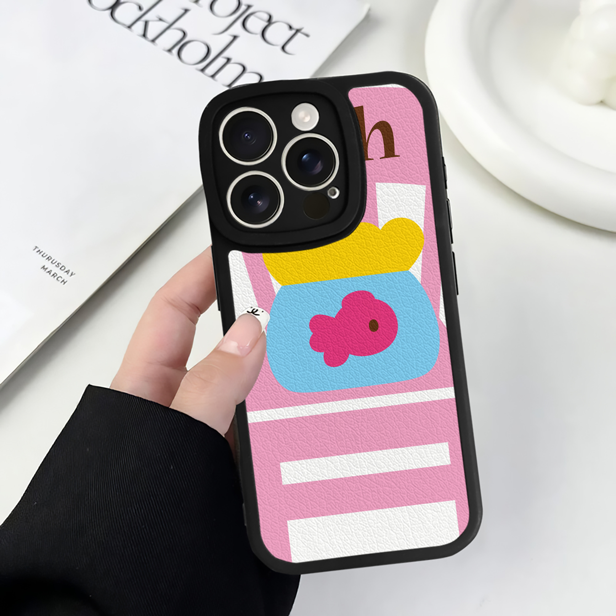 （画像用） Hello Kitty ハローキティ 【iPhone 16シリーズ対応】シリコンスマホケース（レザー調） 材質：シリコン
